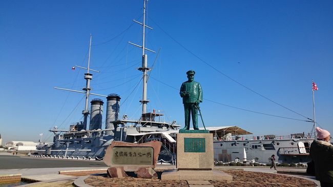 三浦海岸のリゾート風ホテルで温泉に入ってゆっくり過ごすのが今回の旅のテーマ。<br /><br />渋谷から東横線で横浜まで出て、まずは平沼橋の名店『角平』へ。<br />この店は京急線の平沼橋が最寄りだが、横浜駅からも歩けるので横浜の街をゆっくり歩いて店へ。<br />１時近かったが、はやり少し順番待ち。<br />入店後は、まず瓶ビールを注文しのどを潤す。<br />しばし待つと看板メニューのつけ天が登場。<br />ボリュームのあるエビの天ぷらが温かい汁に入っていて、そこに冷たい蕎麦をつけて食べる。<br />慰安でこそ珍しくないつけそばだが最初に食べて時は驚いた。<br />今回も美味しい！！！<br /><br />食事が終わると横浜まで戻って京急で三浦海岸へ。<br />４０分ほどで到着。<br />そこからホテルの送迎バスで『マホロバマインズ』へ。<br />入口からロビーは普通のホテル菜感じだが、エレベーターを降りるとマンション感が漂う。<br />部屋もリゾートマンションのようにキッチンやソファーがおかれている。<br />和室と洋室があってくつろげる。<br /><br />館内にあるスパでプールや温泉を他の新dねから部屋で軽く一杯。<br />その後、夕食前大浴場を楽しむ。<br />優勝はビュッフェ式だが、カニや海鮮などレベルも結構高いものがたくさん食べられて大満足。<br />アルコール飲み放題が追加できるのも嬉しい。<br /><br /><br />翌朝は起きるとすぐに大浴場へ。<br />前日と入れ替わっているので今度は露天風呂もあって満足。<br />朝食はビュッフェ。<br />これもとろろや地のものがあり充実。<br /><br />ホテルからイチゴ狩りに連れて行ってくれるプランで、バスで現地へ。<br />朝食が多かったのであまり食べられなかったが甘くて美味しいイチゴを堪能できた。<br /><br />チェックアウトのあとは横須賀へ。<br />横須賀中央で降りて、戦艦三笠を見学に。<br />日本の独立を護った「英雄」をゆっくり見学してから駅前の寿司屋へ。<br /><br />この回転寿司は以前から何度も訪問しているが相変わらずの混み具合。<br />それでも美味しい寿司をたくさん食べて大いに満足した。