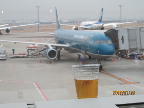 2017年1月20日(金)16時35分出発、ベトナム航空(VN385便)ハノイ21時05分着、<br />2017年1月21日(土)ハノイ発バスにてハロン湾へ、180km、4時間世界遺産ハロン湾クルーズ、(3時間)途中、ティエンクン洞窟散策ハロン湾発バスにてハノイへ戻る、180km、4時間<br />2017年1月22日(日)ハノイ市内観光とショッピング。バチャン見学、陶器の里(約60分)。地元スーパー見学。文廟。旧市街散策(60分)、水上人形劇を鑑賞(約60分)。ホーチミン廟世界遺産タンロン城。一柱寺、民芸品店。<br />2017年1月23日(月)ハノイ発8時40分、VN384 羽田着15時05分<br />旅行代金44800円、諸費用6000円、夕食3000円。ガイドによる両替、1万円が1840000ドン。今年は1月28日(土)が旧正月です。各所で正月の飾りが見られます。