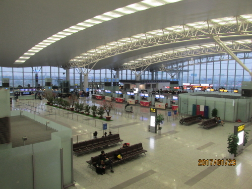  <br />ベトナム社会主義共和国の首都・ハノイ市にある国際空港です。ハノイ都心部から北に約45km離れた場所に位置しており、ベトナム北部最大の空港です。1978年1月2日 - 開港、2014年12月31日 - 第２ターミナル運用開始。第２ターミナルは国際線専用であり、日本の政府開発援助（円借款）によって、大成建設が竣工しました。ガイドさんが日本が造ったから安心だと言ってました。2015年1月4日 -太田昭宏国土交通大臣、深田博史駐ベトナム日本国特命全権大使らが出席し、完成式典が行われました。第二ターミナルの運用開始により旅客処理能力はこれまでの年600万人から1600万人に拡大されました。空港からは定額タクシー４０万ドン（２千円）、ミニバス - ベトナム航空が運行。市内クアンチュン通りのベトナム航空オフィス前まで ４万ドン（２百円）、路線バス No.86 ホアンキエム湖、ハノイ駅方面 約45分 ３万ドン（１５０円）と安い。<br />