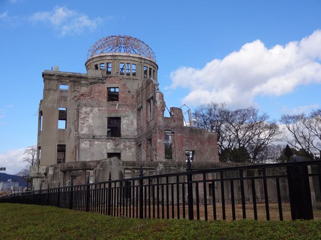 最近、年末年始は国内、または東南アジア等の近隣諸国の旅行に行くことが多くなった。<br />今年度は、人事異動の関係で長期休暇が取れず、また年末年始も１２月２９日～１月３日の６連休しかなかったため、国内旅行に行くことに決まったが、特に何処に行きたいという行き先がなかったため、車ではなく電車で行け、時間に追われないところという視点から、中学の修学旅行以来、四十数年振りの広島（一部山口県）に行くことにした。<br />日程は、１２月３０日～１月１日の２泊３日。今回は、妻と義母との三人旅。<br /><br />今回の観光で訪れることが始めから決まっていたのは、原爆ドーム等の広島平和公園と厳島神社のある宮島。<br />そして広島焼きを食べることと夜の食事場所。<br /><br />国内旅行では、だいたい夕食は地元の人に人気のある、地元の美味しい海の幸、山の幸と日本酒をリーズナブルな値段で提供してくれる居酒屋に行くことにしている。<br />そのため、いつも事前のリサーチに結構時間をとる。<br /><br />年末年始の国内旅行で結構苦労するのが、大みそかと元旦の食事場所探しで、今回の旅行でも、３０日の夜は比較的早く希望の店に予約を入れることができたが、３１日の夜は行きたいと思った店に何軒か予約の電話をしたが休みの店が多く、結構店決めに時間がかかった。<br /><br />さて、初日の観光地に選んだのは、原爆ドーム等の広島平和公園。<br />あと、昼に広島焼きを食べることと夜の居酒屋も楽しみの一つだった。