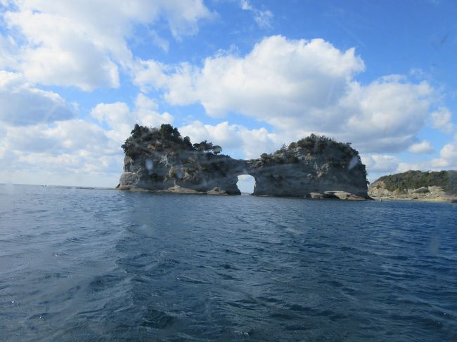 　前日に体調が良いので予約もせずに思いつきで保養のために南紀白浜温泉に出掛けました。<br /><br />　　JR白浜で下車するなり観光案内所に行き説明受け、資料をもらい、宿泊所は昨年12が20日にオープンした人気ホテルに宿　　　<br />　　泊。<br /><br /><br />1日目<br /><br />～新大阪・くろしお3号～JR白浜駅～臨海（円月島）・昼食休憩～グラスボート乗船～京都大学白浜水族館～千畳敷～三段壁<br /><br />（洞窟は前回に見学しているので除く）～愉快リゾートプレミアム白浜彩朝楽（宿泊）<br /><br />2日目<br /><br />　愉快リゾートプレミアム白浜彩朝楽～とれとれ市場～JR白浜駅～くろしお20号～新大阪～<br /><br />白浜海底観光船グラスボート（しらはまかいていかんこうせんグラスボート）は、和歌山県西牟婁郡白浜町を発着する遊覧船。臨海浦から運航し、円月島の間近くまで遊覧する。船底はガラス張りになっており、海中を観賞できる。白浜海底観光船が運航する。