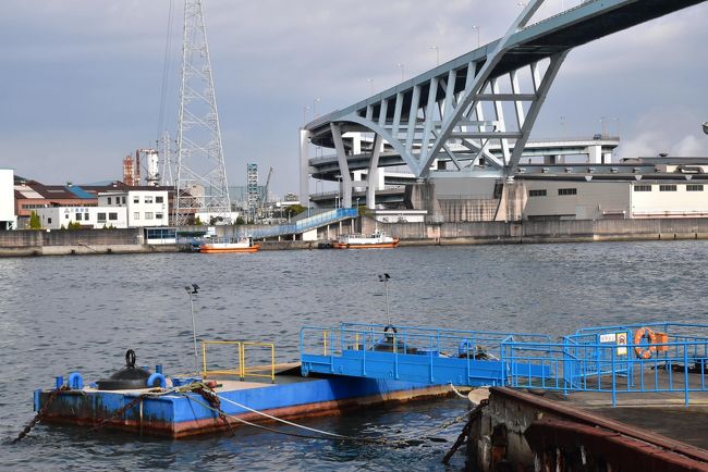 大阪湾に注ぐ木津川、尻無川、安治川などには今でも８か所の渡船場があり、住民の足として利用されています。<br /><br />なぜ橋を架けずに渡船が存続しているのか？？<br />その謎を解き明かすため、途中バスも利用しながら歩いて渡船場めぐりをやります。<br /><br />この旅行記では木津川の４か所の渡船場と町の風景を紹介します。<br />渡船は片道乗ることとし、川の両側にある大正区と西成区、住之江区を行ったり来たりします。<br /><br />渡船場の案内は、大阪市ＨＰの渡船場マップが参考になります。<br />http://www.city.osaka.lg.jp/kensetsu/page/0000011242.html<br />