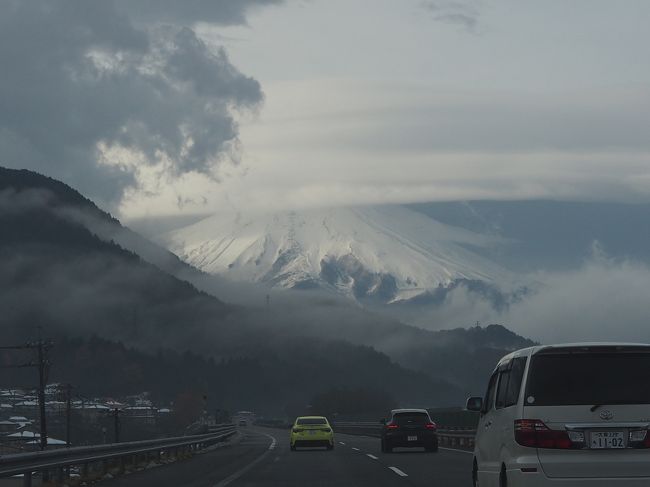 ２０１６年１１月２７日～２８日で、富士山周りの観光をして、エクシブ山中湖に泊まりました。エクシブ山中湖では初の中華に挑戦しました。まずは、早朝のお出かけで、本栖湖までを紹介出来ればと思います。雪道でなくてよかったですね。