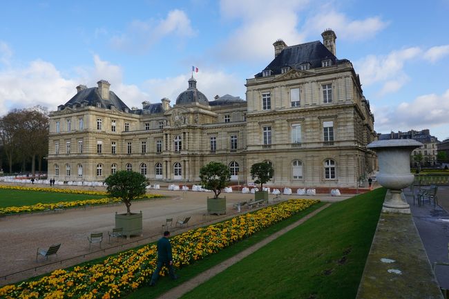 4月 15日（金） 晴れ<br />パリ～アルザス・ドライブ #28 - 番外編、リュクサンブール宮殿と公園です。モンパルナスのホテルで朝食後、恒例となったリュクサンブール公園の散策をしました。今回は、パンテオンがあるカルチェ・ラタンまで足を伸ばしてみました。<br /><br />表紙の写真は、パリジャン・パリジェンヌの憩いの場、リュクサンブール公園と宮殿です。このところモンパルナスのホテルに泊まることが多いので、ここにはよく散策に訪れます。春のお花が咲いていて、良かったです。<br /><br />リュクサンブール公園、Jardin du Luxembourg<br />http://www.hitoriparis.com/kanko/luxembourg.html<br /><br />以下、今回の7泊9日の日程です。夫婦とも、1年間、健康でお金を使わなかったので、ご褒美のバカンスです。心の健康、重要ですね！<br /><br />□ 4/09 (土) 東京（羽田）10:35→パリ 16:10<br />□ 4/10 (日) パリ 8:25→ストラスブール 10:44<br />1. 春のストラスブール「街道の町」を満喫<br />http://4travel.jp/travelogue/11125345<br />2. ストラスブールの絶景ポイントへ<br />http://4travel.jp/travelogue/11125853<br />3. プティット・フランスと大聖堂の展望台へ<br />http://4travel.jp/travelogue/11127108<br />□ 4/11 (月) ストラスブール<br />4. 清々しい春の朝<br />http://4travel.jp/travelogue/11131540<br />5. オベルネ　http://4travel.jp/travelogue/11133824<br />6. オー・クニクスブール城　http://4travel.jp/travelogue/11135913<br />7. コルマール　<br />http://4travel.jp/travelogue/11137879<br />□ 4/12 (火) コルマール<br />8. メルヘンの世界をお散歩　<br />http://4travel.jp/travelogue/11140033<br />9. パステルカラーの街並み　<br />http://4travel.jp/travelogue/11140536<br />→エギスハイム<br />10.フランスの最も美しい村　http://4travel.jp/travelogue/11141975<br />11.アルザスワイン発祥の地　http://4travel.jp/travelogue/11146023<br />→コルマール<br />→テュルクハイム　<br />12.アルザスワインのメッカ<br />http://4travel.jp/travelogue/11149873<br />→カイゼルスベルグ<br />13.城砦が残る皇帝の山<br />http://4travel.jp/travelogue/11149955<br />→リクヴィール　<br />14.ぶどう畑の真珠<br />http://4travel.jp/travelogue/11152139<br />→ユナヴィール　<br />15.フランスの最も美しい村<br />http://4travel.jp/travelogue/11156261<br />→リボヴィレ　<br />16.アルザス屈指の観光地<br />http://4travel.jp/travelogue/11156361<br />→バカラ→ナンシー<br />17.リボヴィレからバカラ経由、ナンシーへ<br />http://4travel.jp/travelogue/11165572<br />□ 4/13 (水) ナンシー<br />18.世界遺産 スタニスラス広場<br />http://4travel.jp/travelogue/11174849<br />19.アール・ヌーヴォーの町、ナンシー街歩き<br />http://4travel.jp/travelogue/11175386<br />20.ネプチューンの噴水と黄金の門<br />→パリ<br />21.320km/hでパリへ<br />http://4travel.jp/travelogue/11175519<br />□ 4/14 (木) パリ→ベルサイユ<br />22.広大なベルサイユの庭園<br />http://4travel.jp/travelogue/11184079<br />23.大トリアノン宮殿<br />http://4travel.jp/travelogue/11185370<br />24.マリー・アントワネットの離宮<br />http://4travel.jp/travelogue/11194475<br />25.小トリアノン宮殿 <br />http://4travel.jp/travelogue/11196331<br />26.ベルサイユからパリに戻って　<br />http://4travel.jp/travelogue/11202054<br />→パリ<br />27.凱旋門から眺めたパリの街<br />http://4travel.jp/travelogue/11207694<br />■ 4/15 (金) パリ<br />28.リュクサンブール公園と宮殿<br />http://4travel.jp/travelogue/11211066<br />→フォンテーヌブロー<br />29.<br />→パリ<br />□ 4/16 (土) パリ→東京（羽田) <br />□ 4/17 (日) 東京（羽田）着<br /><br />今年は JALマイレージバンクで、2016年4月1日～2016年4月22日（搭乗日）の期間、国際線特典航空券 ディスカウントマイル + JALカード割引で、ヨーロッパ往復が39,000マイル（通常：55,000マイル必要）とお得だったので、この機会に行くことにしました。成田便は、￥87,000と1万円、安かったけど、自宅に近くて楽な「羽田便」にしました。<br /><br />運賃：￥97,000 x 1人、￥0 x 1人 <br />　　　-&gt; 特典航空券で、1人分無料！<br />税金・燃油特別付加運賃等：￥24,130 x 2人