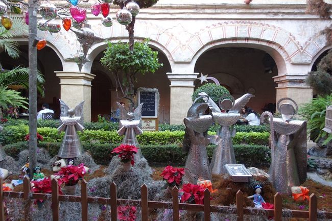 ２０１７年のお正月休み、冬は暑い所に行こうと２度目のメキシコへ。前回はメキシコシティとユカタン半島を巡ったので、中央高原を中心に回りました。<br /><br />メキシコでは１月６日の公現祭まではクリスマスということで、街角や教会にはナシミエントと呼ばれるクリスマス飾りが施されていました。<br /><br />エリアは、最もたくさんのナシミエントの写真を撮った「オアハカ」にしていますが、実際には各地で撮ったものです。<br /><br />・オアハカ<br />・サン・ミゲル・デ・アジェンデ<br />・グアナファト<br />・ケレタロ<br /><br />表紙写真は、オアハカのホテル・キンタレアルの中庭に飾られていたクリスマス飾り。正確にはナシミエント（キリストの生誕をあらわした飾り）ではないけれど、メキシコらしい飾り付けでした。<br />クリスマスの花と呼ばれる、ポインセチアもいっぱいでした。