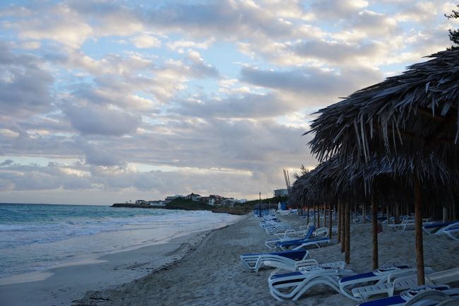 実際にキューバに行く前の段階で、一番楽しみにしていたのが最終目的地であるバラデロ。<br />カリブ海に面している国だけあって、綺麗なビーチがあるのは色んなメディアで何度も目にしていたから、海好きとしてはどんなに綺麗なんだろう、ととても楽しみにしていた。<br />が・・・<br />実際にキューバを旅していて、一番楽しみにしていた土地への到着時間がかなり遅れて、結局着いたのは午後6時頃。<br />当然サンセットは過ぎており、夕日を見る事も太陽が燦々と照ったビーチも見る事が出来なかった。<br />翌日のフライトで帰国するため、結局、ここバラデロで見れた景色は辺りが暗くなるかろうじて前と朝早くのまだ太陽が照りつけている前の厚い雲で覆われたビーチ。<br />カリブリゾートの雰囲気を全く堪能する事なく、去るという、何とも消化不良な最後を迎えてしまった。<br />次、キューバに来る時はバラデロをメインに来ようと思う。<br />