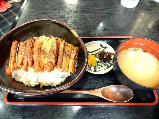 広電宮島口～宮島 フェリーの旅を楽しんで島に渡ると、丁度お昼食時間が近づいてきました。<br /><br />そこで、ちょっと早い昼食にしようと、表参道商店街(清盛通り) の宮島の牡蠣専門店 焼がきの はやしを訪ねます。<br />