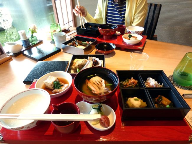 グランドエクシブ鳥羽別邸には和食と鉄板焼き・炭火焼きの２か所のレストランのみでラウンジでの食事の提供はありません。<br /><br />朝食は日本料理 華暦のみと選択の余地はないので、今回も和朝食膳を頂きます。<br /><br />