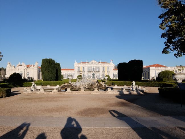 ポルトガルのヴェルサイユと呼ばれ、王家の夏の離宮でもあったケルース宮殿へ。<br />それほど大きくは無いが美しい宮殿であった。