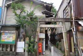 2015秋、幅下の隅田神社：小路入口の鳥居、水盤、狛犬、石造の鶏の置物、石灯篭、拝殿