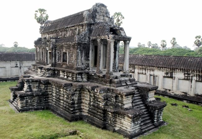 アンコールワット世界遺産には何度に訪れたですが、彫刻が素晴らしいかったです。<br />個人的な撮影を撮りましたが、塔と青い空の風景を撮りたのスポットが大好きです。<br />第二回廊に入りましたと第三回廊の塔と空を撮影していた。雲がないかったときは美しいさの一つでございます。<br />北門から第一回廊と第二や第三回廊を見られていた。<br />南側にはアンコールワットの全景を見ると静かな撮影スポットを撮りました。<br />個人ツアーに来ましたとアンコールワットの静かな風景スポットはのんびりできる。<br />昼間に入りましたが他の観光客が少ないし、写真撮影が楽しかったです。<br />アンコールワットの第三回廊に登った時にはアンコールワットの西正門と六ヶ所の図書館には美しいさの設計が大満足していた。<br />スマホは近くしかない撮れることができる。プロカメラで撮影されたと素晴らしいかったです。