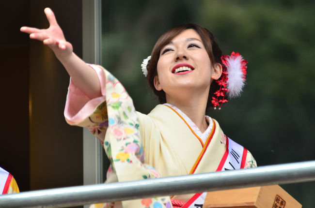 「お伊勢参らばお多度をもかけよ、お多度参らにゃ片参り」<br />と謡われ、<br />北伊勢大神宮として崇敬されてきた多度大社。<br /><br />毎年一度か二度来てます。<br />「特別豆撒き」か「ちょうちんまつり」へ<br /><br />今回は、多度大社追儺祭 特別豆撒きへ<br />桑名市多度町多度の多度大社で追儺祭(ついなさい)が開かれた。<br />特別豆まきでは、<br />参集殿2階から着物姿のミス桑名や水谷元市長らが並んで豆をまき、<br />2000人から3000人の人出でにぎわった。<br /> 追儺祭は、旧暦の大みそかに鬼を払った宮中行事。<br />別名を「鬼やらい」、「鬼追い」などとも言われ、<br />これが俗に「豆まき」、「豆打ち」と言われるようになった。<br /><br />多度大社では、追儺祭にあわせ特別豆撒きを行なっている。<br />特別豆撒きは、毎年1月最終日曜日に、<br />節分の日が平日で参拝できない方に、<br />特別に豆を撒いて一足早い節分祭を執り行なう。<br /><br />多度大社では大勢の人が豆を ... <br />「福は 内、鬼は外」で豆をまき鬼を追い払う儀式で、<br /> 厄払いの意味もあると言 われています。<br /> 年男や厄年の人たちと一緒に袋入りの炒り豆をまき、<br /> 良い年になるよう祈りました。<br /><br />多度大社<br /> 三重県桑名市多度町多度168<br /> <br />日 時 平成29年1月29日(日)午前11時 午後2時<br /> 養老鉄道 多度駅下車 徒歩15分<br /> お問い合わせは0120-37-5381(みなごさんぱい)まで