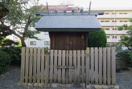 2015秋、熱田神宮の境外摂社・青衾神社：鳥居、熱田神宮摂社の石標、板垣で囲われた拝殿
