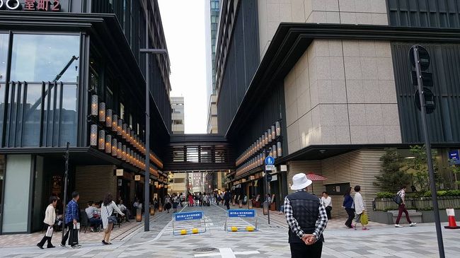 本日のワクワクツアーは浜町、明治座前で集合して水天宮、人形町のからくり時計を見たり、十思公園、末広神社、などを<br />廻ります。<br />水天宮もたてなおされてビルの中、こじんまりとしていました。<br />江戸時代から運河を使った交通網が発達した、江戸、東京。その名残が沢山ありました。<br /><br />日本橋界隈もすっかり変わり今は室町のコレド、商業施設の中に、江戸時代からの老舗が入っています。