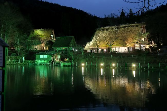 バスツアー１日目、白川郷へ行った後は高山へ向かい、夕食前にもう一ヶ所観光します。<br /><br />飛騨地方の古い集落を再現した観光施設「飛騨の里」という所で、ライトアップした園内を見せてくれるそうなのです。<br /><br />本来はライトアップ公開されるのは１月からなんですが、千葉・東京・神奈川から同じコースのバス４台が来ているため、閉園後、特別に見せてもらえるのだということでした。<br /><br />行くまではあまり関心がなく、「飛騨の里ライトアップ」はいいから、その分白川郷の観光時間を増やしてくれればいいのにー、なんて思っていた私ですが、期待していなかったのが幸いしたのか、いざ行ってみると「飛騨の里ライトアップ」はなかなか良かったです。<br /><br />夕食は飛騨牛食べ放題。<br />その後、ホテルへ。<br /><br />宿泊した「ホテルアソシア高山リゾート」は五つ星ホテルです。<br />今回のツアーを決めた理由の一つがこのホテル宿泊が付いていたことでした。<br /><br />飛騨牛食べ放題とホテルは大満足。<br />その様子は本文でご覧いただくとして、翌朝起きてみたら、うっすらと雪が積もっていました。<br /><br />一日違いで雪の白川郷を見損ねました。<br />でも、おかげでこの日乗車する「雪見ローカル列車」はうたい文句どおり「雪見」になりました。<br /><br />本旅行記では１日目夕方から２日目午前中までの高山での観光をまとめました。<br /><br /><br /><br />～＊～＊～＊～＊～＊～＊～＊～＊～＊～<br /><br /><br />旅のスケジュール（★印は本旅行記で取り上げた場所）<br /><br />１日目　　白川郷<br />　　　　★飛騨の里ライトアップ<br />　　　　★ホテルアソシア高山リゾート宿泊<br /><br />２日目　★飛騨高山<br />　　　　　常盤座<br />　　　　　馬籠宿