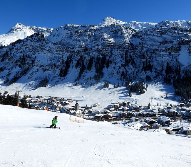 これまで5年連続でスイス・イタリアへの海外スキーに挑んできましたが、今年は二人とも70歳を迎えようとしているので、海外スキーも最後になるかもしれないと思いながら、オーストリアのザンクトアントン/レッヒとイタリア/ドロミテを6日間で滑ってきました。幸い6日間とも快晴に恵まれ、快調に滑ることができました。今年は晴天続きで雪が少なく、雪は人工降雪の雪で、パウダースノーとまでは行かなかったのが残念でした。<br />第二部は高級スキーリゾートとして有名なレッヒで2日間滑った時の旅行記です。<br /><br />スキー旅行全日程<br /><br />1月23日　成田11:00発-(スイス航空)-チューリッヒ16:00着<br />　　　　 　鉄道でザンクトアントン21:00時着（ザンクトアントン３泊）<br />1月24日　ザンクトアントンおよびツゥルスエリアを滑走<br />1月25日　レッヒを滑走<br />1月26日　レッヒ滑走後、鉄道でイタリア・サンカンディドまで移動<br />　　　　　　　　　　　　　　　　　　　　　　　　　(セスト泊）<br />1月27日　アルタ・プステリアのエルモ山麓を滑走後、<br />　　　　　　アルタ・バディアへ移動（バディア３泊）<br />1月28日　セラロンダの一部およびセチューダからオルティセイまで滑走<br />1月29日　アルタ・バディアエリアを滑走<br />1月30日　鉄道でチューリッヒまで移動（空港近く泊）<br />1月31日　チューリッヒ13:00発-(スイス航空)-成田9:00着（2月1日）<br />