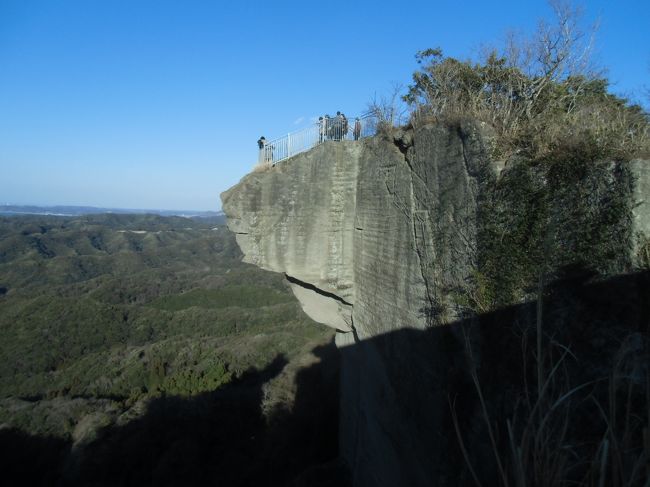 前から行きたかった 鋸山・濃溝の滝のツアーがあったので 行ってきました。<br />1日目<br />久里浜港から金谷港までフェリーで移動<br /> かもめに餌をやったり 富士山をみたり40分の船旅を楽しみました。<br /><br />鋸山日本寺 地獄覗きと大仏さんを散策<br /> 大仏を見て 千五百羅漢道を歩き 地獄のぞきまで階段を登ったり 降りたりと大変でした。<br /> 地獄のぞきは柵があるので 思ったより下が見えず 怖くなかったです。<br /> 隣にある展望台から見た方が 怖さが伝わってきます。<br /><br />白浜野崎温泉で宿泊<br /> 野島埼灯台を夕食前に見て来ました。<br /> 丁度 夕暮れで灯台もライトアップされ 綺麗でした。<br /><br /><br />2日目<br />仁右衛門島 手ごき船で渡ります。<br /> 小さな島なのでゆっくり歩いても 30分位で回れます。<br /><br />濃溝の滝<br /> 葉が落ちてしまい 寂しい感じです。<br /> 着いた時粉雪が降っていたので 雪景色も素敵だと思っていたら <br /> すぐに止んでしまい がっかりでした。<br /><br />小湊ローカル鉄道 歌声列車に乗る<br /> 上総牛久駅から五井駅まで30分ぐらい 3人の方と一緒に歌を歌いすごします<br /> 1車両なので 一般の方も乗っています。<br /><br />海ほたる 休憩<br /> <br />後は富士山を見ながら 戻って来ました。