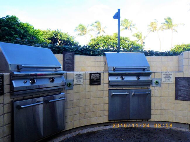 Marriott's Ko Olina Beach Clubの敷地内のBBQ場。<br /><br />他島のマリオットも建物の前に有り、同じ構造でした。<br /><br /><br /><br /><br />https://youtu.be/IqmIxrJ1Zzo<br />オアフ島のMarriott's Ko Olina Beach Club の BBQ場です。<br /><br />焼き肉では無くて、BBQなのでガスの火は非常に小さいので、点火しても火がなかなか見えないので、皆さん苦労しています。<br />アメリカでは皆が家でBBQしているイメージですが、初めての人も多いようです。<br /><br />此処での飲食は禁止されていますから、<br />焼いた後、食事して良い場所、多くの人は部屋に持って帰っています。<br /><br />上記様に米国人らしいですが(ロシア人かも。ロシア人のツアーバスも見かけますから)、<br />誰でも家でBBQにこの手のガスコンロを使っているわけでは無いってことで・・・安心して下見しましょう。(*^_^*)<br /><br />よ~~く見ると、種火が点いているのがわかります。<br />ガスの出が悪いこともあり、蓋をしてガス全開すると点きやすいです。<br />爆発の可能性が有るのか、蓋は開けて点火しろって書いてありますけど・・・・それだと何回やってもつかないんです。<br /><br />もっと、火力は強く出来るのかも知れませんが、ガス爆発の危険性が有るからか、かなり弱いです。もっとも焼き肉ではないので、此の程度の火力で蓋をしてのんびり待つって方式です。<br />弱火の方が、肉のタンパク質が熱凝固しないので、柔らかく焼きあがることはご存知だと思いますので、ゆっくりと焼きましょう。<br /><br />人生も後半(最終段階?)なので少々贅沢しています。