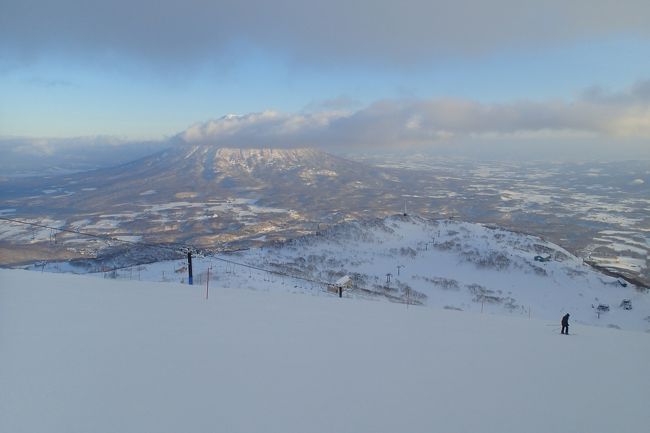 今シーズン久々に北海道でスキーを満喫してきました。ニセコの中でも落ち着いて滑れるアンヌプリ国際スキー場に3泊4日です。移動の時間もあるので実質２日間の滑走ですが十分にパウダー満喫できました。