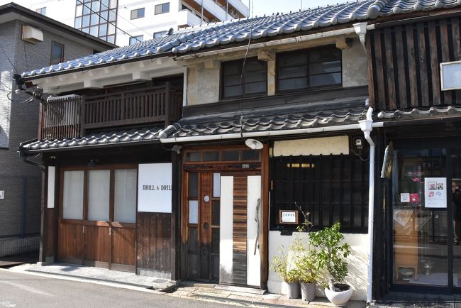 空堀(からほり)の地名は、豊臣秀吉が大坂城の外堀として築いた南惣構(みなみそうがまえ)堀が水を入れない空(から)堀だったことが由来しています。<br />空堀は大坂冬の陣の講和後、家康により埋められ正確な位置がわかっていません。<br /><br />その後、市街地として開平された空堀は、御用瓦師であった豪商 寺島家の瓦の土取場となり、やがて町人町として発展しました。<br /><br />土の採取により高低差のある町並み、敷地奥に借家を置く路地の多い町並みなどが、空堀の特徴です。<br />そして戦災による焼失を風向きにより免れ、バブル期に路地が多いため宅地開発されず、明治から昭和の町家や長屋などが数多く残されています。<br /><br />近年、空堀地区の「まちなみガイドライン」を策定し、歴史的・文化的雰囲気を備えた町並みを再生し維持しています。<br />