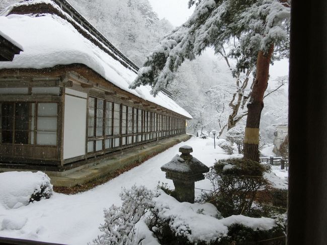 　去年の暮れ近くに酔っ払って転けてしまい暫く入院する事に　中心性頚椎損傷と言う立派な病名をもらい現在療養中<br />まだ手足の痺れが取れないので温泉にでもゆっくり浸かって治療しようということになり色々と検討した結果どうせなら近くの温泉よりも旅行気分が味わえる所がいいなと考え何となく東北を選択　やっぱり雪を見ながら露天風呂に入って気分を変えたら病気も早く治るような期待を抱いて色々と候補地を考えた末　花巻市の大沢温泉に決定　国内旅行の一人旅は人生２度目　出発１２時間前に大慌てで飛行機と宿を予約して行ってきました