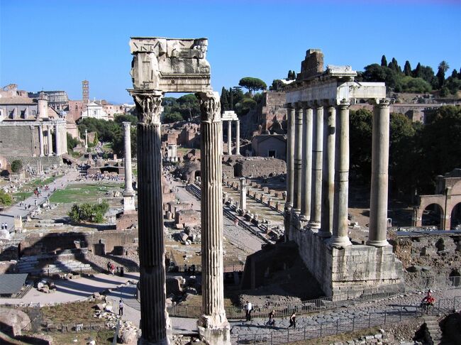 再び古い写真を見直すシリーズ。そういえばローマを一度も取り上げていなかった。ついフィレンツェが優先されてしまう。<br /><br />ローマは古代ローマ時代の遺跡や建築とルネサンス時代の新しい（！）建築群が混在する複雑な都市だ。今回は古代ローマ時代の建築群のみを取り上げたい。２００７年９月の旅から。フォロ・ロマーノと呼ばれるかつての古代ローマの議場や凱旋門などがあった中心的な広場の跡。カメラはCanon IXY500.今でも使用できる。<br />（この旅行記は２０１７年頃作成したが、２０２１年１月にさらに修正。）<br /><br />先に作成した「ローマの広場、泉、美術館など（２００７年）」https://4travel.jp/travelogue/11672110とヴァチカン市国ーサン・ピエトロ大聖堂やシスティナ礼拝堂などー（２００７年）https://4travel.jp/travelogue/11671962をまとめて「２００７年版の「ローマ三部作」」としたい。