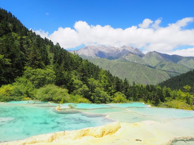 2016年の夏休みは九寨溝・黄龍に行ってきました♪<br /><br />まさに水のマジック！素晴らしく美しところで、マイナスイオンたっぷりで、癒されてきましたよ。<br /><br />https://blogs.yahoo.co.jp/alice_in_fireland/64708309.html<br /><br /><br />【日程】<br />8/13(土)　成田→成都<br />8/14(日)　成都→松藩→九寨溝<br />8/15(月)　九寨溝<br />8/16(火)　九寨溝<br />8/17(水)　九寨溝→甘海子→牟尼溝→黄龍<br />8/18(木)　黄龍<br />8/19(金)　黄龍→成都<br />8/20(土)　成都→成田<br /><br />