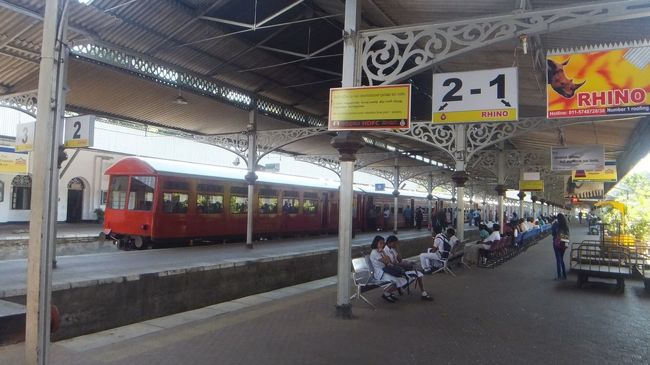 いよいよ旅の最終日。(6日目)<br /><br />ラストのメインイベントはキャンディ-コロンボ鉄道大紀行!<br /><br />チケットはExpo Railとかゆうサイトで事前に予約できるため、<br />2時間半の列車の旅で締めるという企画。<br /><br />終始揺れがひどくユルリとした鉄道旅行とは趣が異なるもの、<br />なかなかオツな体験であります。<br /><br />この日は昼ごろからマドゥケレ⇒キャンディへ車で約2時間移動<br />キャンディ⇒コロンボへ列車旅2時間半<br /><br />コロンボで晩餐後、空港近くのホテル＠ニゴンボへ車で1時間以上。<br /><br />と実にタフな移動となってしまい、疲労困憊にはなりましたが、<br />終わってみればこれもまた旅！<br /><br />満足度高し！の旅になりましたとさ。<br /><br /><br />[旅程]<br />★2017/1/28(土)<br />香港空港　18:55発　- コロンボ・バンダナライケ空港　22:05着<br />Jetwing Lagoon泊<br /><br />★2017/1/29(日)　⇒旅行記①<br />Jetwing Lagoonでプールご静養<br />コロンボ市内散策<br />Jetwing Lagoon泊<br /><br />★2017/1/30(月)　 ⇒旅行記②<br />ネゴンボ⇒シギリヤへ移動<br />ダンブッラ石窟寺院&amp;ホテルディナー<br />Aliya Resort and Spa泊<br /><br />★2017/1/31(火)　 ⇒旅行記②続き<br />シーギリヤロック観光<br />ホテルでプール遊びご静養ww<br />Aliya Resort and Spa泊<br /><br />★2017/2/1(水)　　⇒旅行記③<br />シーギリヤ⇒キャンディへ移動<br />キャンディ市内散策&amp;キャンディアンダンス観賞<br />Bee View Home Stay泊<br /><br />★2017/2/2(木)　 ⇒旅行記③続き<br />キャンディ⇒マドゥケレへ移動<br />ホテルでご静養&amp;ディナー<br />Madulkelle Tea and Eco Lodge泊<br /><br />★2017/2/3(金)　 ⇒旅行記④<br />ホテルでのんびり<br />マドゥケレ⇒キャンディへ移動<br />キャンディ⇒コロンボ鉄道大紀行<br />Rohini Villa Holiday Home泊<br /><br />★2017/2/4(土)<br />コロンボ空港・バンダナライケ空港　7:45発 - 香港空港　15:30着<br />