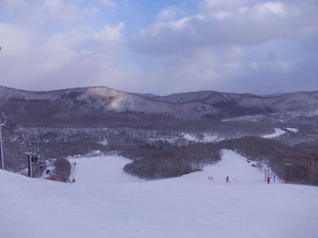 毎年恒例の北海道スノボ旅です。<br />当初予定では、新千歳から留萌へ向かい、暑寒別スキー場に行き、二日目は旭川方面へぴっぷスキー場へ行こうと考えていたのですが、天気予報を見ると、２８日は全道的に吹雪の予報。Orz<br />ひょっとしたら飛行機が飛ぶかも怪しい状況では、とてもスキー場にたどり着けるかも怪しい・・・。(￣Θ￣;)<br />でも、予報をよく見ていると太平洋側はまだマシな感じ。<br />ということで、急きょ二日前に計画変更し、２８日は太平洋側に行き、宿も太平洋側に予約変更しました。<br />当然３日間の工程も変更し、旅たちました。<br />１時間遅れですが、無事に飛行機も北海道に到着。風はきついが、北海道としては温かい方。<br />レンタカーで太平洋岸を登別へ。カルルス温泉サンライバスキー場で強風の中、楽しみ、夜は室蘭に無事に宿泊できました。