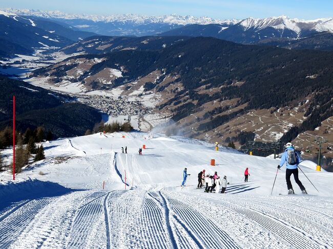 これまで5年連続でスイス・イタリアへの海外スキーに挑んできましたが、今年は二人とも70歳を迎えようとしているので、海外スキーも最後になるかもしれないと思いながら、オーストリアのザンクトアントン/レッヒとイタリア/ドロミテを6日間で滑ってきました。幸い6日間とも快晴に恵まれ、快調に滑ることができました。今年は晴天続きで雪が少なく、雪は人工降雪の雪で、パウダースノーとまでは行かなかったのが残念でした。第3部は、レッヒを滑走した後にイタリアまで移動した次の日に、ドロミテの東端にあるアルタプステリアのスキーエリア（表紙写真）で半日滑り、その後アルタバディアまで移動した時の旅行記です。<br /><br />スキー旅行全日程<br /><br />1月23日　成田11:00発-(スイス航空)-チューリッヒ16:00着<br />　　　　 　鉄道でザンクトアントン21:00時着（ザンクトアントン３泊）<br />1月24日　ザンクトアントンおよびツゥルスエリアを滑走<br />1月25日　レッヒを滑走　<br />1月26日　レッヒ滑走後、鉄道でイタリア・サンカンディドまで移動<br />　　　　　　　　　　　　　　　　　　　　　　　　　(セスト泊）<br />1月27日　アルタ・プステリアのエルモ山麓を滑走後、<br />　　　　　　アルタ・バディアへ移動（バディア３泊）<br />1月28日　セラロンダの一部およびセチューダからオルティセイまで滑走<br />1月29日　アルタ・バディアエリアを滑走<br />1月30日　鉄道でチューリッヒまで移動（空港近く泊）<br />1月31日　チューリッヒ13:00発-(スイス航空)-成田9:00着（2月1日）
