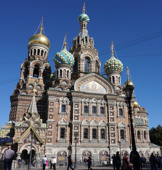　ロシアについての初心者が、ツアー旅行の印象を記しました。<br />モスクワからウラジミール、スーズダリ、セルギエフ･パサードを経てサンクトペテルブルグを旅しました。<br />写真（ｻﾝｸﾄﾍﾟﾃﾙﾌﾞﾙｸﾞのｽﾊﾟｰｽ･ﾅ･ｸﾗｳﾞｨｰ大聖堂）のような葱坊主型のドームを持ったロシア正教の教会もたくさん見ました。<br />楽しみの一つがエルミタージュ美術館の昨品鑑賞でした。<br />そんな旅からロシア帝国の歴史が少しでも理解できたらと思っての参加でした。<br />　80枚の写真を掲載しています。