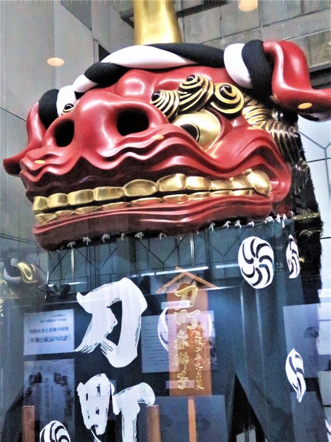 唐津くんちは、佐賀県唐津市にある唐津神社の秋季例大祭である。<br />乾漆で製作された巨大な曳山（ひきやま）が、笛・太鼓・鐘（かね）の囃子にあわせた曳子（ひきこ）たちの「エンヤ、エンヤ」「ヨイサ、ヨイサ」の掛け声とともに、唐津市内の旧城下町を練り歩く。<br />昭和55年（1980年）には「唐津くんちの曳山行事」が国の重要無形民俗文化財に指定された。豪華な漆の工芸品の曳山は、現代の制作費に換算すると1～2億円に上るといわれている。<br /><br />曳山がこの祭りに登場するのは、一番曳山の「赤獅子」が文政2年（1819年）に奉納されてからのことである。以後、曳山は明治9年（1876年）までに15台が製作されているが、うち1台は消失し、今日奉納されているのは14台である。<br /><br />曳山の巡行をともなうこの11月2日からの3日間が「唐津くんち」と呼ばれるようになっている。<br />11月2日　宵曳山　11月3日　御旅所神幸　１１月4日　町廻り<br /><br />14台の曳山は、各々14の町がそれぞれの組織を通じて運営している。14の組織は全て自らの町及び曳山に誇りを持ち、伝統を重んじ、後継者の育成に心をくだいている。<br /><br />曳山展示場は　唐津神社の隣にあり、唐津くんちに登場する曳山14台が展示されている。<br />（フリー百科事典『ウィキペディア（Wikipedia）』より引用）<br /><br />唐津神社については・・<br />http://www.karatsu-kankou.jp/spots/detail/189<br /><br />曳山展示場　については・・<br />http://www.karatsu-bunka.or.jp/hikiyama.html<br />