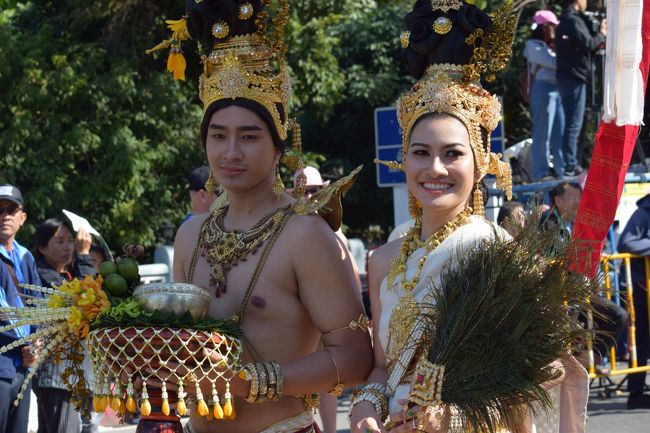 引き続き、チェンマイフラワーフェスティバルのパレード参加のタイ人達をご覧ください。<br />タイの各民族の衣装が、目を楽しませてくれます。