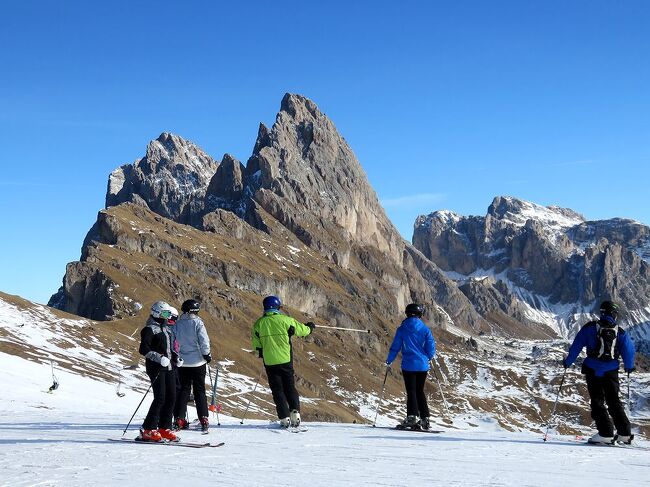 これまで5年連続でスイス・イタリアへの海外スキーに挑んできましたが、今年は二人とも70歳を迎えようとしているので、海外スキーも最後になるかもしれないと思いながら、オーストリアのザンクトアントン/レッヒとイタリア/ドロミテを6日間で滑ってきました。第4部は、ドロミテ中心部のコルヴァーラーセルヴァ間のセラロンダ反時計回りコースを経て、ガイスラーの眺めのいいセチューダまで上がり、そこからオルティゼーまでのロングコースを滑ったときの旅行記です。セチューダ－オルティセーのロングランは、今回のスキー旅行の一番の目的だったので、実現できて最高でした。（表紙写真は、セチューダから見るガイスラー）<br /><br />スキー旅行全日程<br /><br />1月23日　成田11:00発-(スイス航空)-チューリッヒ16:00着<br />　　　　 　鉄道でザンクトアントン21:00時着（ザンクトアントン３泊）<br />1月24日　ザンクトアントンおよびツゥルスエリアを滑走<br />1月25日　レッヒを滑走　<br />1月26日　レッヒ滑走後、鉄道でイタリア・サンカンディドまで移動<br />　　　　　　　　　　　　　　　　　　　　　　　　　(セスト泊）<br />1月27日　アルタ・プステリアのエルモ山麓を滑走後、<br />　　　　　　アルタ・バディアへ移動（バディア３泊）<br />1月28日　セラロンダの一部およびセチューダからオルティセイまで滑走<br />1月29日　アルタ・バディアエリアを滑走<br />1月30日　鉄道でチューリッヒまで移動（空港近く泊）<br />1月31日　チューリッヒ13:00発-(スイス航空)-成田9:00着（2月1日）