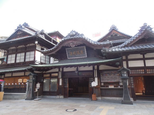 ジェットスターの就航4周年キャンペーンで、国内就航各地が1980円でした。<br /> 昨年の段階で、調子に乗ってバンバン予約したのですけど、イザ旅行直前になると寒波の影響もあって街歩きをする気になりませんでした。<br />そこで「温泉にでも入るかな~」という事で、成田→松山→道後温泉→松山→高知→松山→成田という行程にしてみました。<br /><br /><br />①は道後観光をまとめました<br />成田空港→松山空港→バスで道後温泉(温泉宿泊)→伊佐爾波神社→石手寺→路面電車で松山城→高速バスで高知<br /><br /><br />成田→松山 夕方発<br />バスで松山空港から道後温泉へ<br />1日目は道後の温泉旅館に宿泊<br />道後温泉本館、伊佐爾波神社、石手寺、道後公園(湯築城跡)<br />路面電車で松山城(天守)へ<br />高速バスで松山市駅から高知駅前へ<br /><br />2日目は高知県に宿泊<br />土佐八万神社、高知城(天守)、出雲大社分祀<br />高速バスで松山へ<br />坂の上の雲ミュージアム<br />松山空港→成田空港