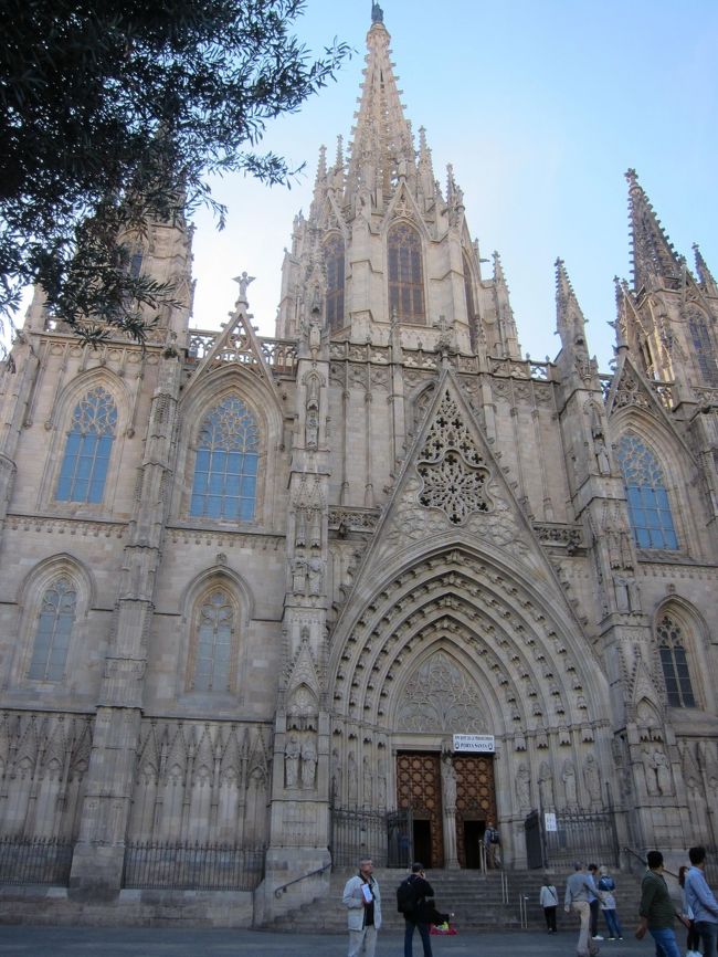 ★写真はLa Catedral de la Santa Creu i Santa<br /><br />旅行4日目は、午後に新アパートにチェックインするので、それまで観光できる。色々行きたい所は目白押しで、全然時間が足りない。<br /><br />細い小道が面白そうで、ひとりでブラブラ楽しめそうななGotic地区を責める事に。お天気が最高の中(暑い)、たっぷり1日楽しんで、23時半ごろ、かしまし娘の残り4人が無事合流しました。<br /><br />今までのスペイン編は<br />(１)かしまし５人娘の珍道中・ハジメマシテのスペイン ★Day1-１準備＆Barcelona到着<br />http://4travel.jp/travelogue/11205045<br /><br />(2)かしまし５人娘の珍道中・ハジメマシテのBarcelona★Day1-2　優美な音楽堂でバイオリンコンサート<br />http://4travel.jp/travelogue/11207525<br /><br />(3)かしまし５人娘の珍道中・ハジメマシテの黒い聖母様にお願い事★Day2-1Montserrat探訪<br />http://4travel.jp/travelogue/11210213<br /><br />(4)かしまし5人娘の珍道中・大聖堂に感動・欲にまみれた私でも★Day2-2　Montserrat探訪<br />http://4travel.jp/travelogue/11210775<br /><br />(5)かしまし5人娘の珍道中・異空間の教会・Colonia GüellにてGaudlを思ふ★Day3-1<br />http://4travel.jp/travelogue/11213681<br /><br />(6)かしまし5人娘の珍道中・絶品ランチと夜景にうっとり★Day3-2<br />http://4travel.jp/travelogue/11213826