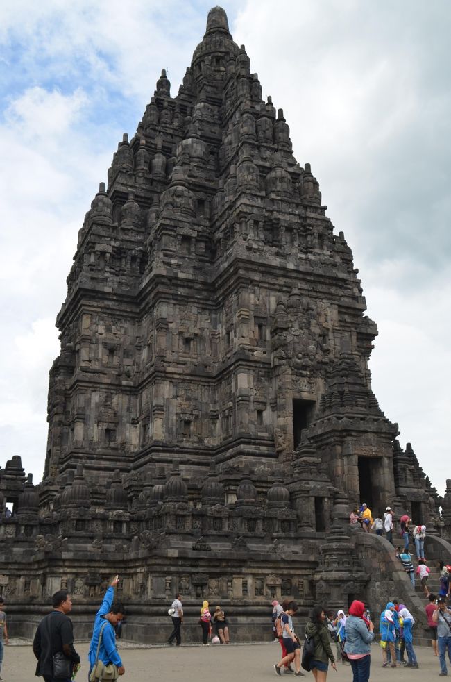 グレートツアーが主催する朝5時発のツアーに参加して、ボロブドゥール遺跡を見届けた後、更に約1.5時間ドライブを続けると、眼前に巨大な石造りのヒンドゥー寺院が見えた。これこそが仏教遺跡のボロブドゥール寺院遺跡群と並んで、インドネシア最大のジャワの建築の最高傑作であり、アンコール・ワットとも並び称されるべきプランバナンのヒンドゥー教の遺跡である。ジョグジャカルタからは北東約15kmのところにある。入場料はボロブドゥールとセットで買えば、40USドル相当が32USドル相当に割引きになる。<br /><br />多くの寺院群の中心に位置するロロ・ジョグラン寺院シヴァ堂は、高さ47mでひときわ巨大である。古マタラム王国のバリトゥン王（在位898年～910年）による建立と言われる。古マタラムの王宮もこのあたりにあったが、伝染病などの理由で10世紀ごろ遷都したらしい。のちの1549年の地震で遺跡のほとんどが崩壊、しばらく忘れ去られていたが、1937年から遺産の修復作業が行われている。プランバナン寺院群は1991年にユネスコ世界遺産に登録された。また、2006年の大地震によって甚大な被害を受け、日本からも調査団が派遣された。2007年からの修復作業に協力し、2009年に一部の修復がようやく完了したが、周囲は瓦礫の山で、全体の修復については目処すら立っていないという。人類の誇るべき世界遺産は、かくも儚いもの、と思わざるを得ない。<br /><br />プランバナンには千の寺院があったという伝説が残っている。「ある王の息子である大男が、ロロ・ジョグランの娘の美しさに一目惚れして執拗に求婚をしてきた。姫は丁重に断るため、「一晩で千の寺院を造ることができたら、求婚を受け入れる」と約束をしてしまう。しかし大男は夜の精霊の助けを借り、夜明けまでに999の寺院を造ってしまった。これを見た姫は、侍女に米をつくように命じ、夜明けと勘違いさせて一番鶏が鳴き始めた。日の光を嫌う夜の精霊は、地中に帰ってしまい、大男は地団駄踏んで怒り狂って、姫を石像にしてしまった。」どこかで聞いたことがあるような伝説である。<br /><br />プランバナン遺跡群では見学時間は2時間であり、広大な敷地の中で見学できる遺跡は限られている。さらにここでも「英語学習中」という名札をつけた中学生たちが、小生を取り囲んでしまい、次々と話しかけてくる。同行の英語の先生まで日本に対する興味が旺盛のようで、質問責めにあってしまった。学生たちも立派な英語を話し、あっという間に見学時間が過ぎてしまった。<br />