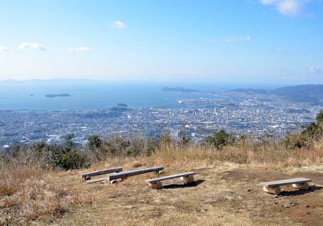 今回は宮路山から五井山を往復するコースを歩く。宮路山と五井山の山頂からの三河湾の眺めが素晴らしい。この日は風が強く寒かった。途中の尾根道は木々に囲まれていて展望はなし。五井山の山頂からは、御嶽と南アルプスが霞んで見えた。宮路山の中腹にはコアブラツツジ（ドウダンツツジ）の群生地があり、花の時期と紅葉の時期は美しそうだ。「低山を歩く会」候補<br /><br />１．コースタイム<br />　・０８：５５　宮路山登山口（第１駐車場）<br />　・０９：１０～０９：１５　宮路山（３６１ｍ）<br />　・１０：１５～１０：３０　五井山（４５４ｍ）<br />　・１１：２５～１１：３０　宮路山<br />　・１１：４５　宮路山登山口（第２駐車場）<br />　・１１：５０　宮路山登山口（第１駐車場）<br />２．登山道の様子<br />登山道はよく整備されていて歩きやすい。宮路山登山口に２ヶ所の駐車場があり、それぞれ１２～１３台が駐車できる。宮路山登山口から宮路山までは１５分程度。宮路山から五井山までは、道標によると３．９キロ、小さな上り下りを繰り返して１時間程度。<br />