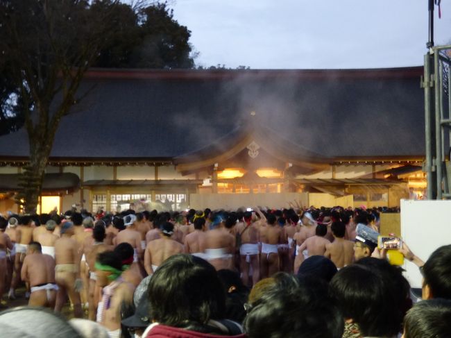 2017年国府宮裸祭り<br /><br />一年が過ぎるのは早いもので、今年も国府宮の裸祭りに出掛けて厄を落としてきました。<br /><br />毎年出掛けては居ますが、今年は特に寒さを強く感じました。<br /><br />でも、もう既に来年の裸祭りが来るのを待ちわびています。<br /><br />あの熱気を目の前で見るだけで元気を貰えます。<br /><br />尾張大國霊神社　国府宮<br /> http://www.konomiya.or.jp/main/ <br /><br />3月15日は近くの小牧市田県神社で開催される天下の奇祭と言われている『豊年祭り』がありますよ。<br />世界中から観光客が押し寄せる奇祭と評判のようです。<br /> 豊年祭りof田県神社公式サイト<br /> http://www.tagatajinja.com/pg18.html 