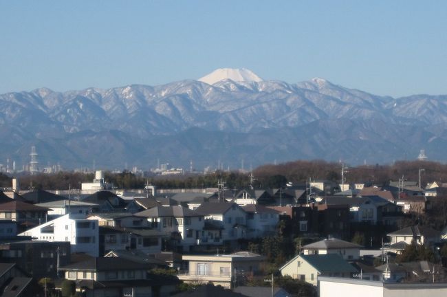 私の住む横浜市青葉区美しが丘（通称　たまプラーザ）からは、天気の良い時には、丹沢の山々のむこうに、富士山の頭だけが見えます。<br />私は、今年から早朝30分～1時間のウオーキングを始めました。このところ早朝は天気が良くて、富士山が見えます。そこで写真に撮ってみようと始めましたが、どこからとっても電線が入ります。あちこち撮りましたが、このたび電線が入らずに写真を写せるビューポイントを見付けましたので、ご紹介します。<br /><br />表紙写真は、このポイントから撮った写真です。<br />