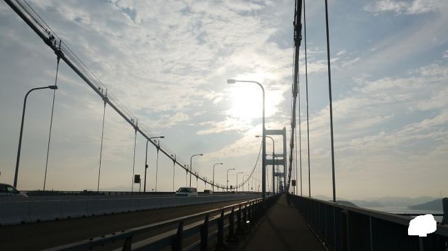 2011年11月、7月と9月に北海道旅行をし北の方を旅行したので今度は南の方を旅行しようと考えた。その中でアクセスも良く、フリーきっぷ類も充実している四国を訪れることにした。四国は2009年12月にグリーン紀行でめぐって以来2年ぶり。今回は周遊きっぷを使用して、景色を眺めるのを中心とした行程を組んだ。<br />初日は終業後、サンライズ瀬戸で高松へ。そのまま今治まで移動。今治で自転車を借り、しまなみ海道をめぐる。<br />今治往復で当初3つ目の島まで渡れるかと思ったが、時間と体力的に2つが限度だった。<br />宿泊は松山にある道後温泉。<br /><br />初日<br />東京22:00(サンライズ瀬戸)→高松7:27<br />高松7:36(いしづち5号)→今治9:26 しまなみ海道サイクリング<br />今治駅前~サンライズ糸山~大島~伯方島~今治<br />今治17:45(しおかぜ21号)→松山18:25 大和屋本館宿泊<br />