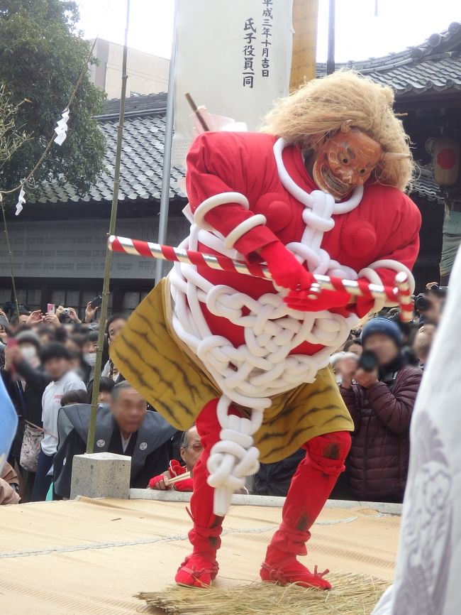 東三河地方に春を告げる祭り、安久美神戸神明社の鬼祭。<br />赤鬼は白い粉と一緒にタンキリ飴を撒きながら町中をめぐるのですが、この粉をかけてもらい 飴を食べると 夏病みをしないと言われています。<br />夏の健康をいただきたくて(*^_^*)この鬼祭を見に行ってきました。<br /><br />写真のみの旅行記となりますが、よろしかったらご覧ください。<br /><br />