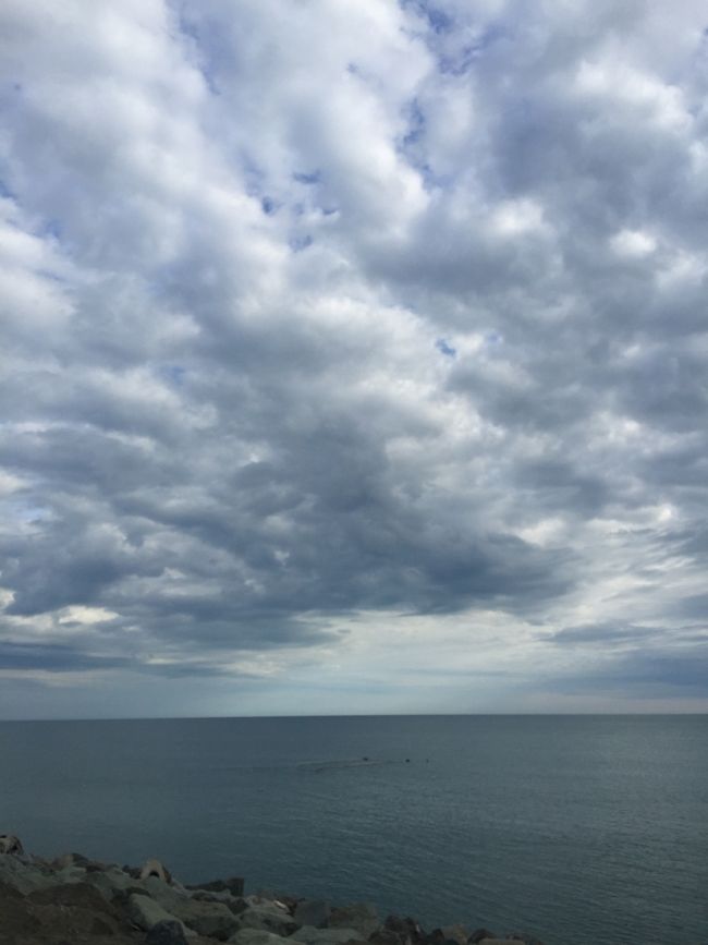 黒海。その響きが気になり、水辺を歩きました。<br />本当に黒い海いや湖なのかと胸の高まりがある中、ソコに立つと黒と言わず濃い藍と思える色でした。<br />雲が空を覆い、その切れ間から西に傾きつつある太陽が水に映るとコントラストがボヤけてきます。急ぐ必要も無い緩くゆったりとした時間、対岸のトルコを想像しつつカメラのファインダーを通して見ます。<br />水辺の反対は、ソチ五輪が終わり、その役目を終えたであろうブースが有りました。<br />選手村かと思われるマンションかアパートも林立していてクラシックカーも駐車していました。<br />寂しさは感じませんが、人工的な地に不思議な安らぎを感じたと言えます。<br />ロシアビールを呑みながら、寝むくなるまで黒海を見つめました。