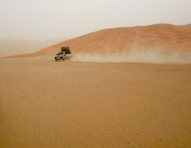 ニズワでちょっと雨が降り出して雲行きが心配でしたが、砂漠は晴れているに違いないという根拠のない期待を胸に出発です<br /><br />今晩からルブア・ル・ハーリー砂漠2泊、石灰砂漠1泊、白砂漠1泊、合計4連泊のキャンプはじまりです！<br />ルブア・ル・ハーリーはオマーン、サウジアラビア、UAE、イエメンの4ヶ国にまたがりアラビア半島南部の3分の1を占める広大な砂漠です（名前の由来は空白の4分の1ですが…）<br /><br />