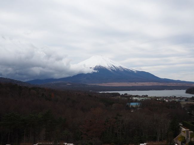 ２０１６年１１月２８日、朝食を食べた後は、ラウンジに行きました。その後、温泉に入り気分が良くなりました。帰りは道志みちを例の様に抜けて帰りました。１０時過ぎまで居たのですが、最後まで富士山に少し雲がかかっておりそれだけが残念です。道志みちも凍って居たら引き返そうと思いましたが、平気でした。