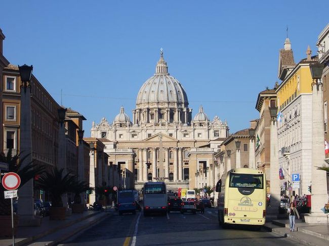 ２回目の海外旅行は、イタリアのローマです。<br />ローマの休日を過ごしてみたい！<br />と、出発前にオードリー・ヘップバーンの｢ローマの休日｣を見て勉強して行きました。<br />コロッセオにトレヴィの泉、真実の口など見どころ満載のローマ。<br />どんな旅になるか楽しみです。<br /><br />詳しい内容は、こちらをご覧下さい。<br />　⇒http://000worldtour.web.fc2.com/002_rome_01.html