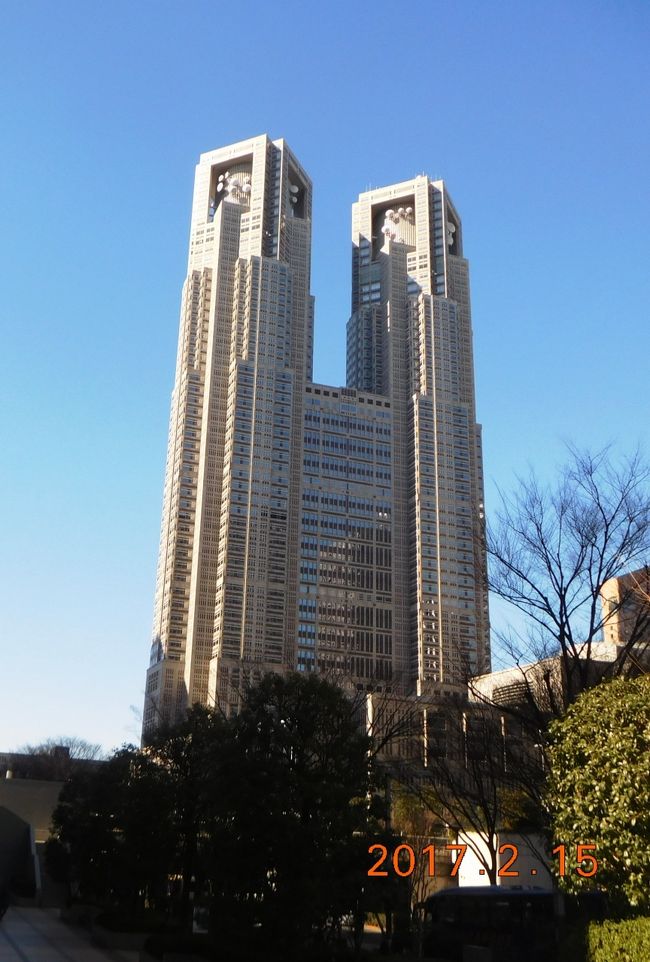 小春日和に誘われて、はるばると東京・新宿に出かけました。第二の故郷はあちこちにあるのですが、新宿も第二の故郷です。小中が浅草、高校が上野、大学が新宿、今は、はるばると &#10067; 上京しなければなりません。と 言っても片道が一時間。天気は春らしく一日が空いていたのでやって来ました東京へ・・・。何処にしようかな ？ 。最近は何かと話題になっている新宿・「東京都庁」・に決めました。「東京都庁舎」実は初めてなのです。昔は「淀橋浄水所」で新宿駅西口は何も無い山野みたいな寂しい所でした。今は巨大ビル群に囲まれて「副都心」と言っていられるのかな・・・？。<br /><br />表紙の写真は「東京都 都庁舎」