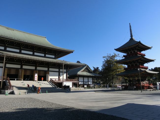 「成田山新勝寺」は「９４０年（天慶３年）」に「寛朝僧正（平安時代中期の真言宗の僧）」によって創建された「本尊が不動明王」の「真言宗智山派の寺」です。