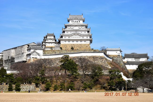 直島の現代アートから歴史遺産に入る岡山城や後楽園と段々と東へ移動しながら世界遺産となった姫路城にも立ち寄りしました。<br /><br />姫路城には過去3回訪れ、最後は5年前の2011年の平成の修理中に行きました。<br />改修が終わった後の姫路城は瓦の漆喰が白すぎるとか言われてましたが、その騒ぎからひと段落したのを機会に今回世界遺産になって初めての姫路城に登頂しました。<br />しかし、入城から天守閣頂上まで、歩行通路として区切られていて、その流れに沿ってしか観覧できないようになっていました。<br />また、以前きたときよりも人が多くて特に天守閣の木造の急な階段では人の渋滞ができるなど落ち着いて見られない状況になっていたのが残念でした。<br /><br />■過去の姫路城関連の旅行記<br />改修中の姫路城と1日世界旅行の太陽公園<br />http://4travel.jp/travelogue/10794720<br /><br />伊勢市円座町　井村さんが製作した超精巧な姫路城<br />http://4travel.jp/travelogue/10788771<br /><br />2016年帰省ついでのお伊勢参り №5　8年振りに訪問した井村さんの姫路城は平成の大修理中でした(^^ゞ<br />http://4travel.jp/travelogue/11098099<br /><br />■2017年新年早々のアート・歴史遺産旅行<br /><br />1日目-1　瀬戸内海アートの島　直島へ・・・<br />http://4travel.jp/travelogue/11214651<br />1日目-2　直島本村地区の家プロジェクトを散策～<br />http://4travel.jp/travelogue/11214710<br />1日目-3　鑑賞料の出費が多くなる美術館エリア(^^ゞ～<br />http://4travel.jp/travelogue/11215699<br />1日目-4　直島の玄関口、宮ノ浦エリアを散策しました<br />http://4travel.jp/travelogue/11216079<br /><br />2日目-1　直島から久しぶりの岡山城と後楽園へ<br />http://4travel.jp/travelogue/11216540<br />2日目-3　3年振りの神戸の街を散策<br />http://4travel.jp/travelogue/11219368<br />2日目-4（最終）　夜の神戸の街を散策<br />http://4travel.jp/travelogue/11220879<br /><br /><br /><br /><br />