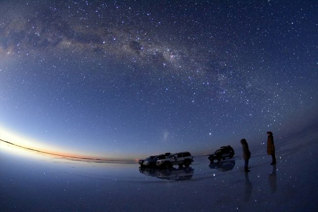 鏡面状の湖面に写る「奇跡の絶景」を観るため雨季のウユニ塩湖に行く。<br />富士山頂上とほぼ同じ標高のため、高山病対策をしながらも絶景に出会うたびにはしゃいだり飛び回ったり。<br />朝陽・夕陽・星空の観測は、1月27日の夕方、28日の早朝（未明）～朝陽、28日の夕陽、同夜の星空、29日の夕陽、そして30日未明の星空～日の出と、合計6回の鑑賞にトライした。